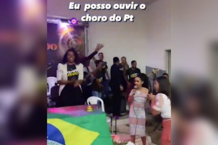 Jovens cantando música pró-Bolsonaro dentro da igreja.