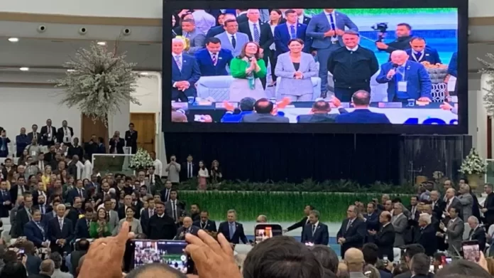 O presidente Jair Bolsonaro e a primeira-dama Michelle Bolsonaro durante culto na Assembleia de Deus ministério Belém, em São Paulo, no dia 4 de outubro.