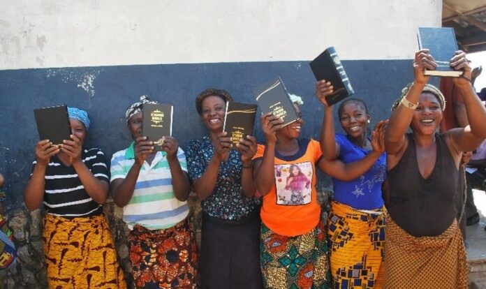 Mulheres nigerianas celebram a chegada da Bíblia. (Foto: Bible Society of Nigeria)