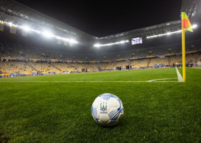 Bola em um estádio de futebol (Foto Canva pro)