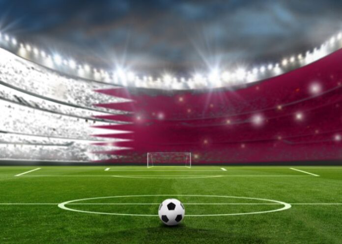 Estádio de futebol com a bandeira do Catar (Foto: Canva Pro)