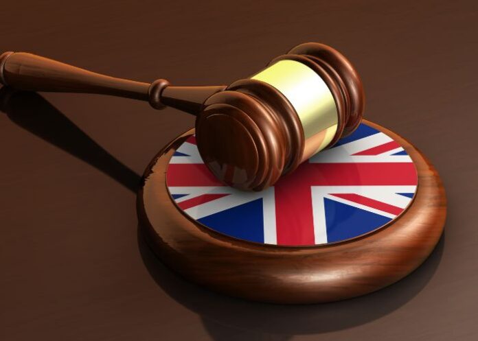 Martelo da Justiça com a bandeira britânica (Foto: Canva Pro)