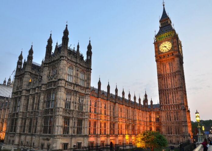 Palácio de Westminster, também conhecido como Casas do Parlamento e a Torre do Relógio, conhecida como Big Ben, em Londres, Inglaterra (Imagem: Canva Pro)