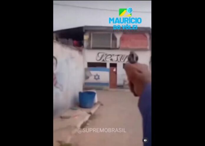 Vídeo de petistas atirando contra igreja, publicado no Facebook do ex-jogador de vôlei, Mauricio Souza, é falso (Foto Reprodução)