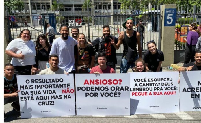 Voluntários serviram aos estudantes na URFJ Foto: Be One/ Divulgação