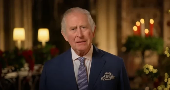 O rei Charles III entregou sua primeira mensagem no dia de Natal como chefe da monarquia britânica, após a morte de sua mãe, a rainha Elizabeth II. (Foto: Captura de tela/YouTube)