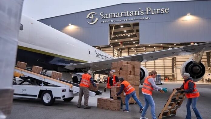 Toda semana, a Samaritan's Purse importa toneladas em alimentos para a Ucrânia. (Foto: Samaritan's Purse)