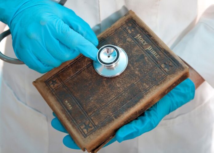 Ciência e Religião: Cientista ou doutor com um estetoscópio sobre a Bíblia (Foto: Canva Pro)
