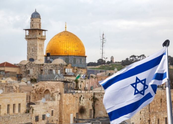 Cúpula da Rocha, na Cidade Velha de Jerusalém, e a bandeira de Israel (Fotos: Canva Pro - Montagem/FolhaGospel)