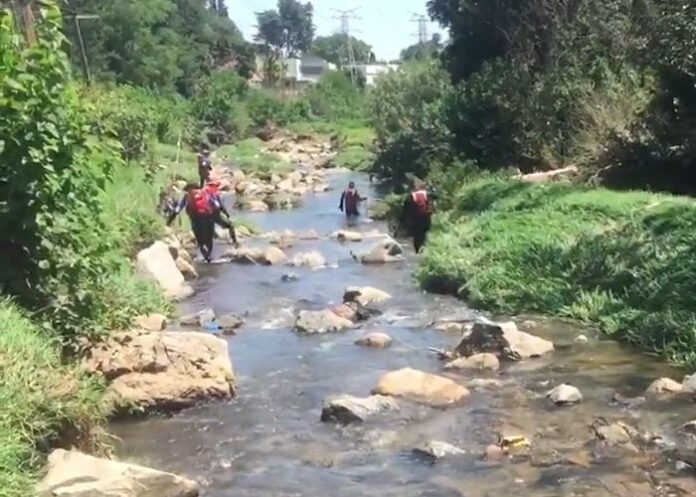 Forças de emergência vasculhando o rio em Joanesburgo depois que a enchente matou várias pessoas durante um ritual de batismo.(Foto: Reprodução/Twitter)