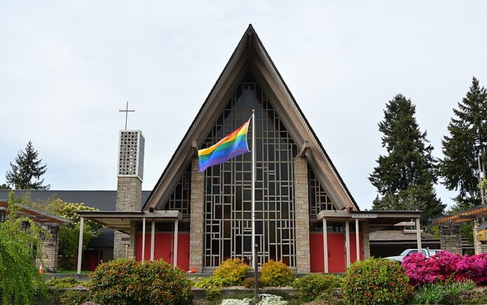Igreja Metodista Unida Comunidade Sand Point nos EUA com uma bandeira do movimento LGBT (Foto: Wikimedia Commons)