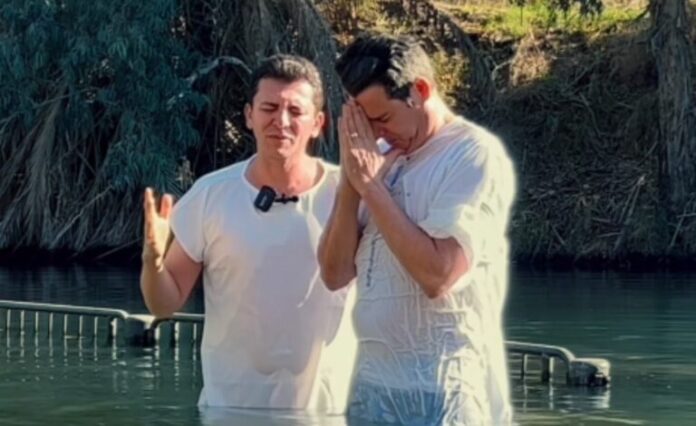 Pastor Junior Oliveira batiza Celso Portiolli no Rio Jordão Foto: Reprodução Instagram