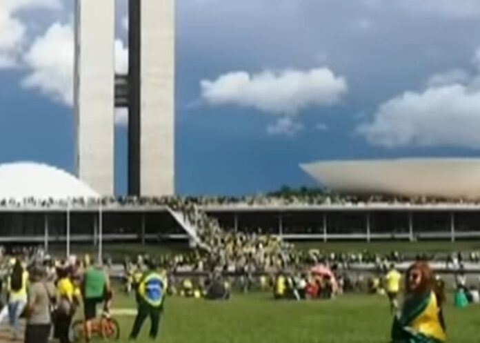 Bolsonaristas radicais invadem e destroem Congresso, Palácio do Planalto e STF em Brasília. (Foto: Reprodução/YouTube)