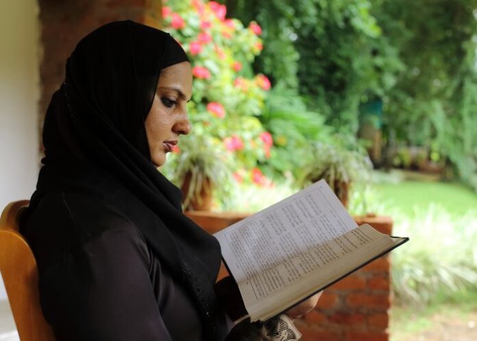 Cristã ex-muçulmana lendo a Bíblia (Foto: Canva Pro)