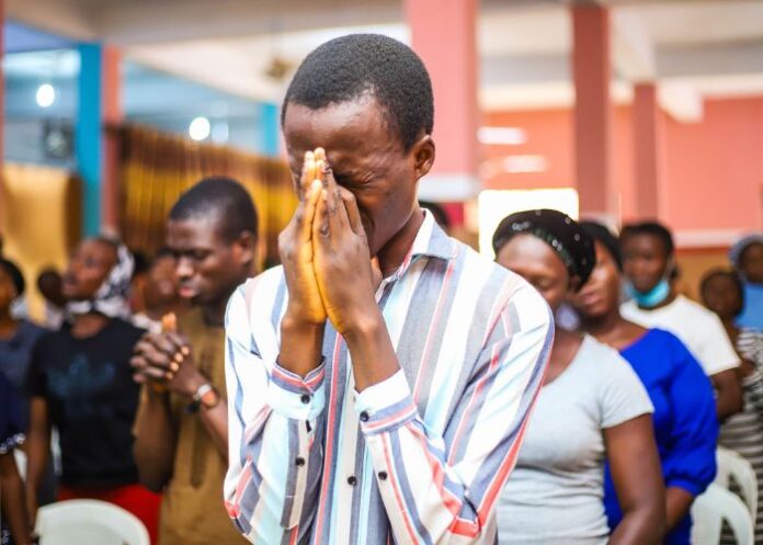 Cristãos durante culto em igreja na Nigéria (Foto: Gracious Adebayo/Unsplash.com )
