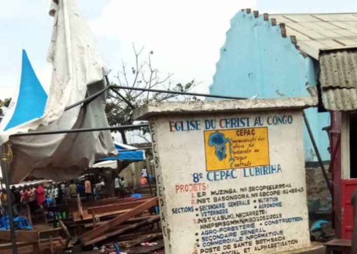 Igreja destruída no Congo após explosão de bomba (Foto: Famanews)