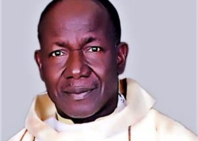 Rev. Isaac Achi da Igreja Católica de São Pedro e São Paulo em Kafin-Koro, na Nigéria, foi queimado vivo por assaltantes. (Foto: Diocese de Minna)