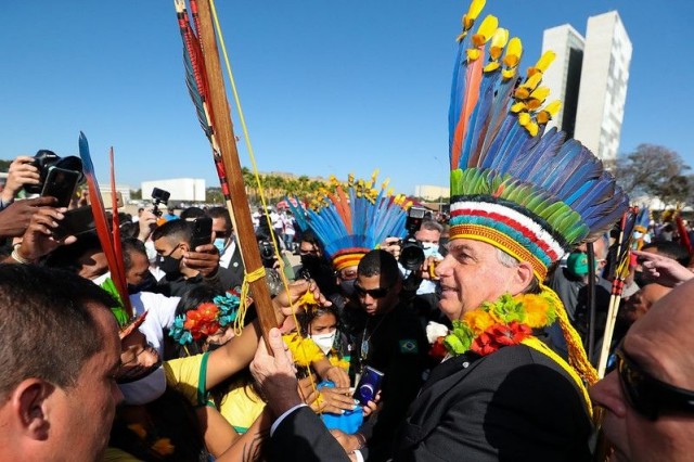 O ex-presidnte Jair Bolsonaro com lideranças indígenas pró-governo e o presidente da Funai (Foto: Agência Brasil)