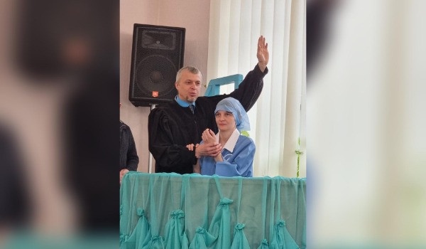 Mulher é batizada na Ucrânia (Foto: União Ucraniana)