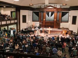Estudantes da Asbury University, em Wilmore, Kentucky, Estados Unidos reunidos em oração.