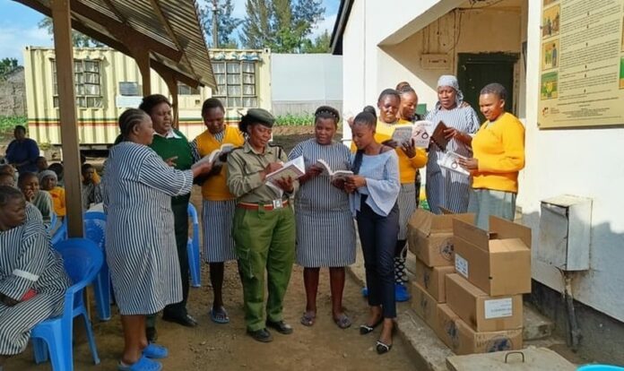 Distribuição de Bíblias em presídio feminino no Quênia. (Foto: Reprodução/MNN)