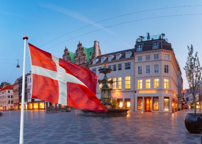 Bandeira da Dinamarca na rua Stroget, na capital Copenhague (Foto: Canva Pro)
