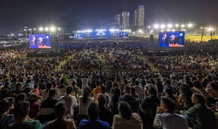 Multidão participa da cruzada evangelística com Franklin Graham na cidade de Ho Chi Minh, no Vietnã. (Foto: Reprodução/ Associação Evangelística Billy Graham)