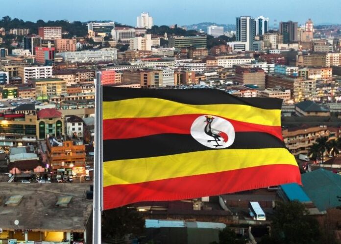 Bandeira de Uganda tendo ao fundo a cidade de Kampala (Foto: Montagem FolhaGospel/Canva Pro)