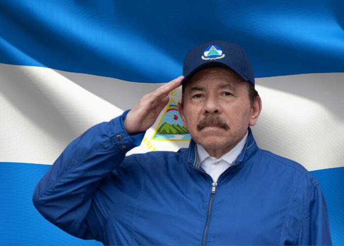 Daniel Ortega na frente da bandeira da Nicarágua (Foto/Montagem: Canva Pro e Folha Gospel)