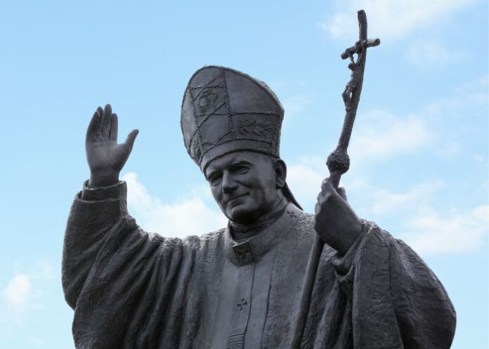 Estátua do papa João Paulo II na Ucrânia (Foto: Canva Pro)