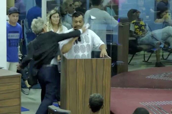 Pastor é agredido enquanto discursava na tribuna da Câmara de Brumadinho em MG