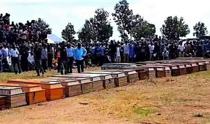 Enterro de cristãos em uma aldeia na Nigéria. (Foto: Reprodução/Facebook/Morning Star News)