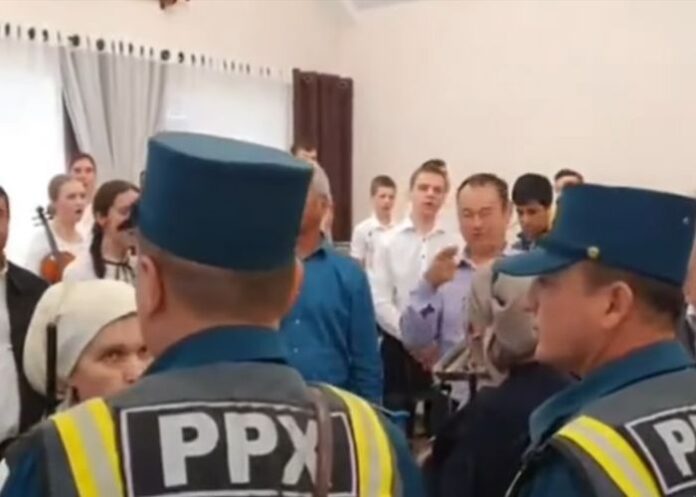 Polícia invade culto de Páscoa no Uzbequistão (Foto: Portas Abertas)