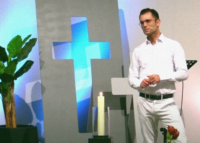Saša Gunjević é pastor adventista que assumiu bissexualidade, na Alemanha (Foto: Reprodução)