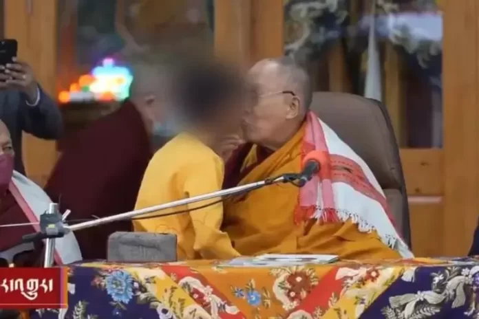 Dalai Lama beija menino na boca (Foto: reprodução)