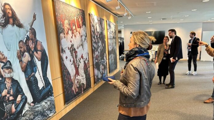 A exposição da artista sueca Elisabeth Ohlson no Parlamento Europeu, em Bruxelas. (Foto: Facebook Elisabeth Ohlson)