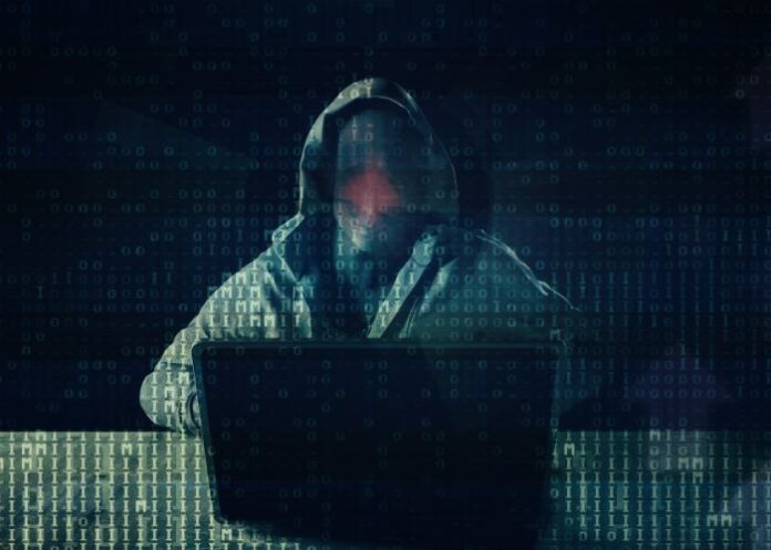 Ataque cibernético com hacker acessando dados roubados (Foto: Canva Pro)