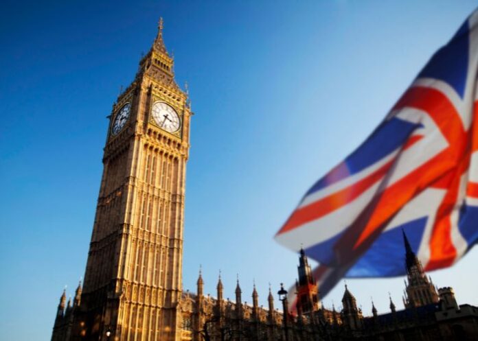 Bandeira do Reino Unido e a torre do relógio Big Ben (Foto: Canva Pro)