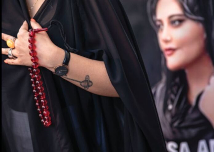 Mahsa Amini, jovem iraniana morta por policiais em 2022 por não usar o véu islâmico de maneira adequada é capa do relatório 2023 da USCIRF (Foto: USCIRF)