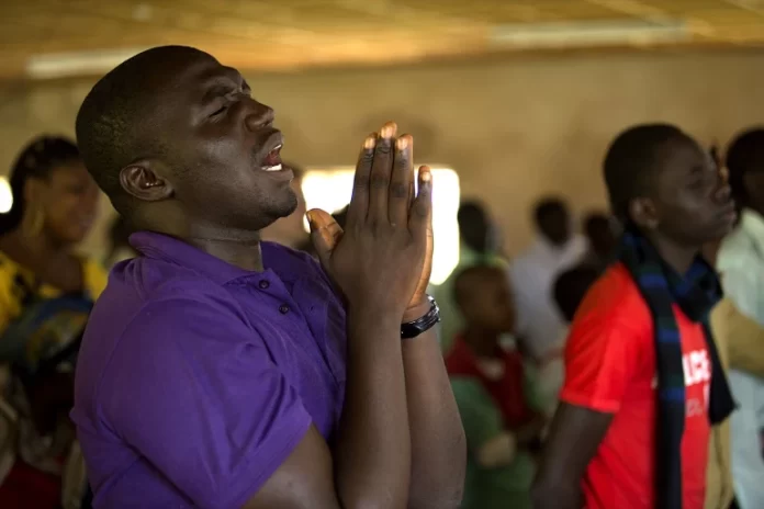 Cristãos durante culto na Nigéria (Foto: World Watch Monitor)