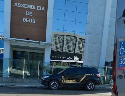 Veículo da Polícia Federal na frente do templo da Assembleia de Deus em Ilhéus, sul da Bahia (Foto: Reprodução)