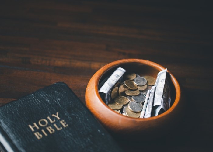 Estudo revela que maior generosidade está ligada a uma fé mais profunda em Deus