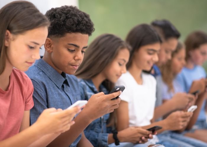 França e Espanha tomam medidas para proibir o uso de redes sociais por menores de 16 anos